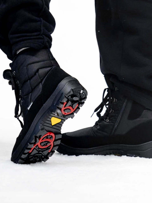 Piggsko til herre med vendbare pigger ute i snøen