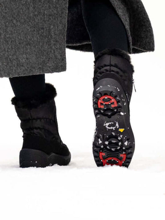 Piggsko til dame med vendbare pigger ute i snøen